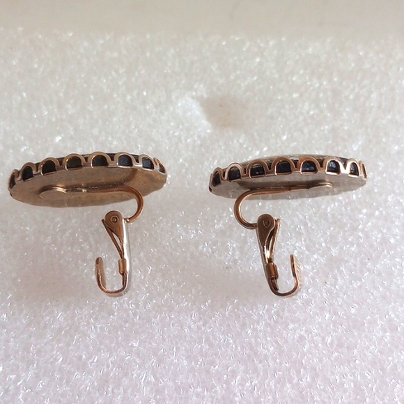 VINTAGE INTAGLIO INVERTED GLASS RICKSHAW CLIP EARRINGS BLACK/GOLD 1" X 3/4" - Picture 4 of 5